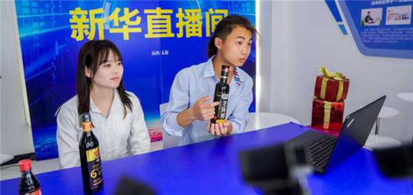 我去，這么多人來新華是干啥？