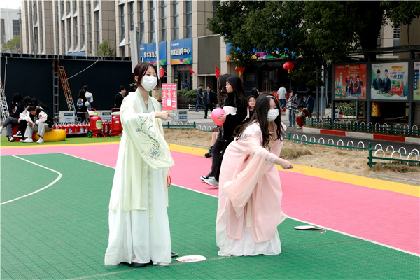 “三八”國(guó)際婦女節(jié)來(lái)臨，南京新華向所有女性致以節(jié)日最美好的祝福！