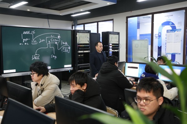 初中成績不好上不了高中怎么辦？南京新華為你點亮技能人生！