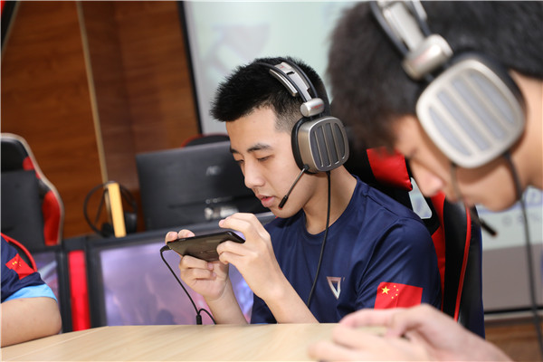 如何看待 Miss 爆料「Faker 年薪 5800 萬，LPL 選手月薪保底 2 萬」？