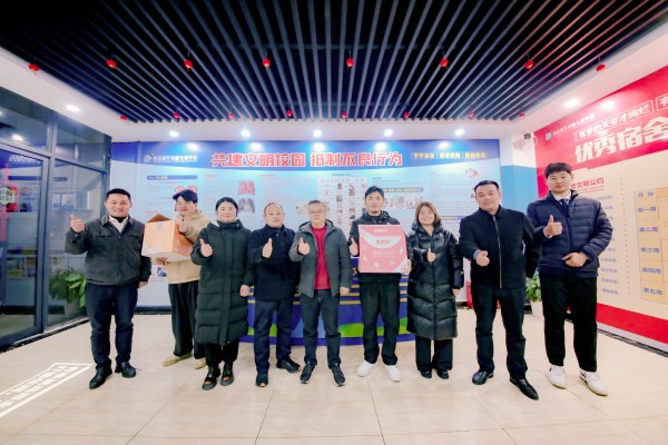 南京新華吳元紅校長晚間慰問查寢，并為學(xué)生送關(guān)懷！